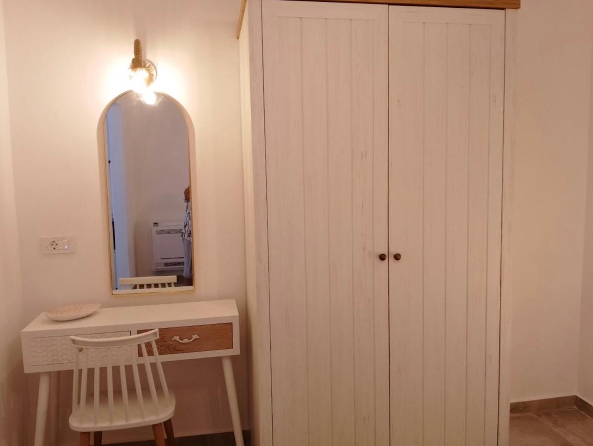 Santorossa Luxury Villas Emporio  Екстериор снимка