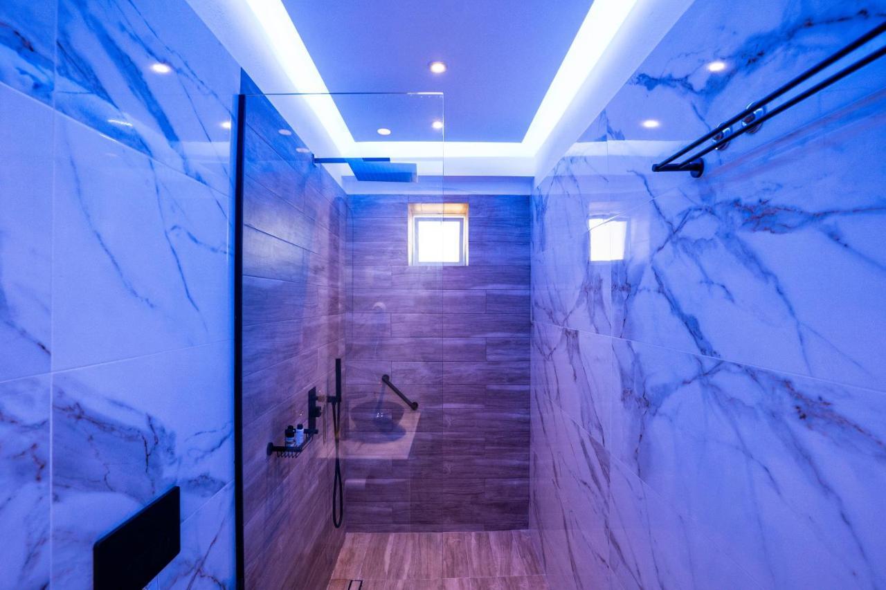 Santorossa Luxury Villas Emporio  Екстериор снимка